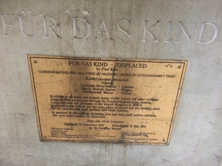 © Robert Rotifer Plakette "Für das Kind" mit Referenz an Sir Nicholas Winton